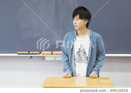 High school students introducing themselves High school students introducing themselves 69410839
