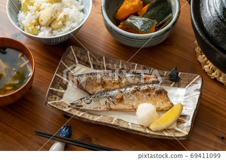 秋天桌子在秋天 秋天桌子在秋天 69411099
