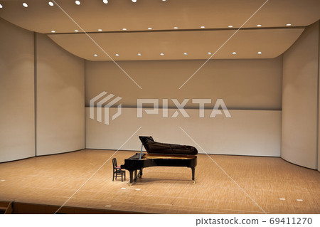 Piano performance venue 69411270