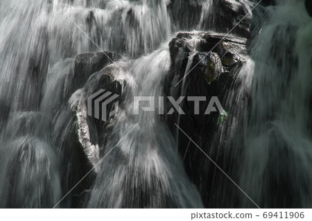 Close-up of the middle of the waterfall: Various scenes of Akame 48 Waterfalls in Nabari City, Mie Prefecture 69411906