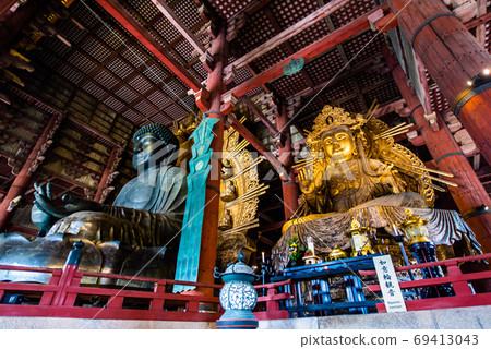 奈良縣東大寺，大佛和觀音雕像 69413043