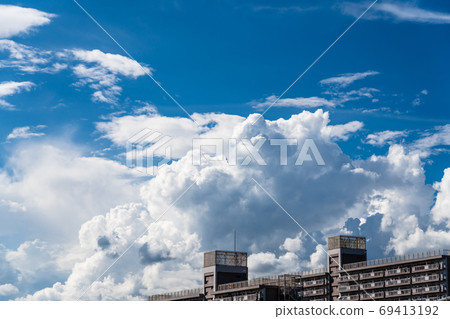 由於低壓的臨近而產生的雨雲 由於低壓的臨近而產生的雨雲 69413192