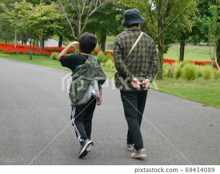 父母和孩子在公園散步的背影 父母和孩子在公園散步的背影 69414089