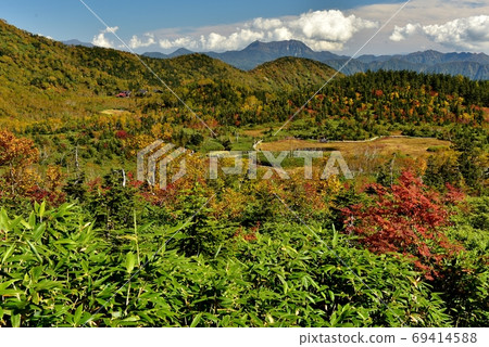 Tsugaike Natural Garden in the Northern Alps with spectacular autumn colors Tsugaike Natural Garden in the Northern Alps with spectacular autumn colors 69414588