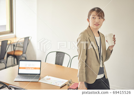 免費地址座位的女商人 免費地址座位的女商人 69415526