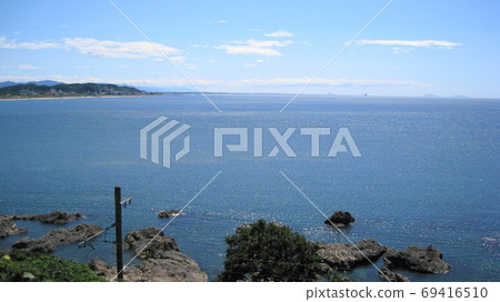 從岩崎，村上市和沿海岸的Senami Onsen鎮看到的日本藍色海 69416510