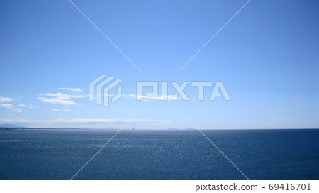 日本海的景色,蔚藍的天空和蔚藍的大海在地平線上蔓延 日本海的景色,蔚藍的天空和蔚藍的大海在地平線上蔓延 69416701