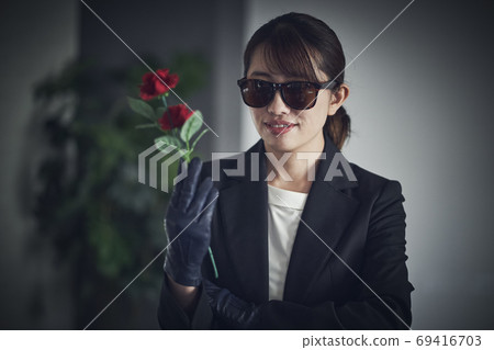 Red rose woman Red rose woman 69416703