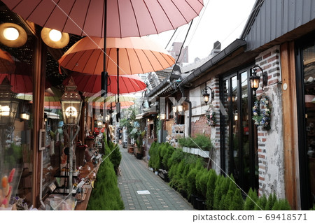 Ikseon-dong Street 69418571