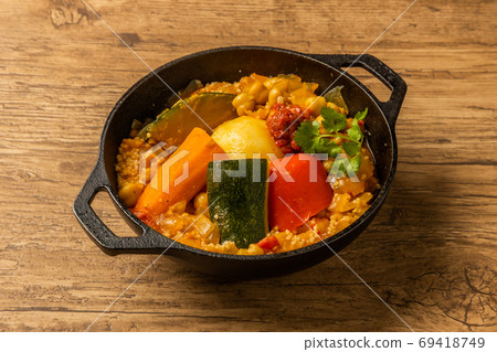 North African food couscous and bean food Boiled chickpeas with couscous North African food couscous and bean food Boiled chickpeas with couscous 69418749