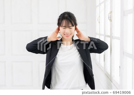 Young business woman listening 69419006