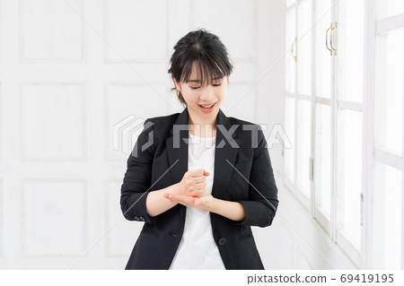 一個令人信服的手勢的年輕商業女人 69419195
