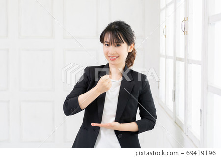 一個令人信服的手勢的年輕商業女人 69419196