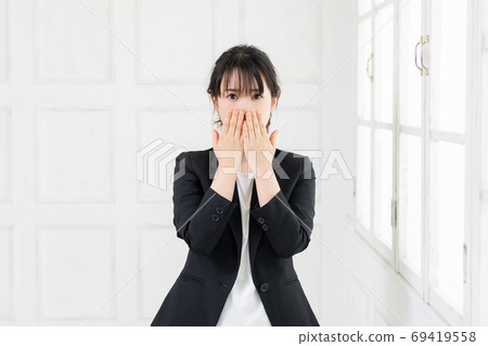 Surprised and surprised young business woman Surprised and surprised young business woman 69419558