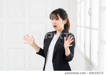 Surprised and surprised young business woman 69419573