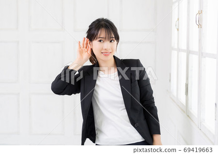 年輕女商人聽 69419663