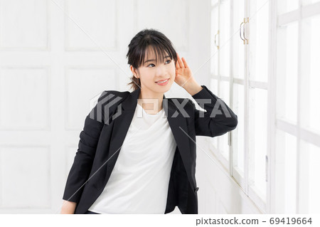 年輕女商人聽 69419664