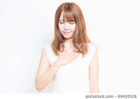 把手放的少婦在胸口上 69420526