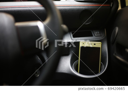 Leaving the smartphone in the car Leaving the smartphone in the car 69420665