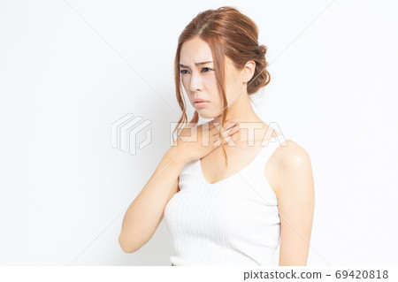 A young woman with a sore throat 69420818