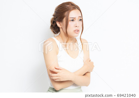 A young woman with poor physical condition 69421040