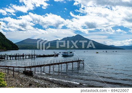 Scenery of Hokkaido: Beautiful Lake Shikotsu on a sunny day 69422007