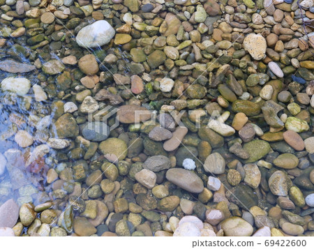 Pebble in calm water 69422600