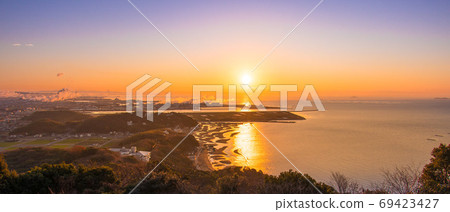 Sunrise of Kinki Suiichi's shallow coast "Shin Maiko" (Mitsu-cho, Tatsuno City, Hyogo Prefecture) * Shooting position in the comment section of the work Sunrise of Kinki Suiichi's shallow coast "Shin Maiko" (Mitsu-cho, Tatsuno City, Hyogo Prefecture) * Shooting position in the comment section of the work 69423427