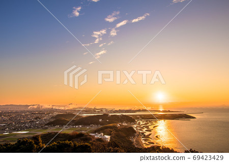 Sunrise of Kinki Suiichi's shallow coast "Shin Maiko" (Mitsu-cho, Tatsuno City, Hyogo Prefecture) * Shooting position in the comment section of the work 69423429