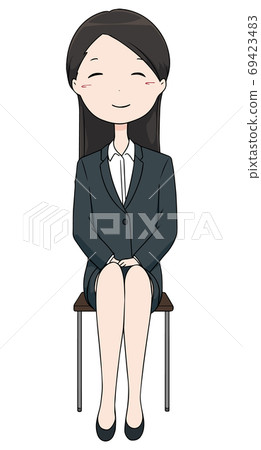 坐在椅子上的西裝的微笑著的工作女人 坐在椅子上的西裝的微笑著的工作女人 69423483