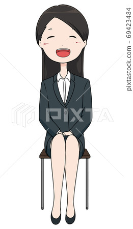 坐在椅子上的西裝的微笑著的工作女人 坐在椅子上的西裝的微笑著的工作女人 69423484