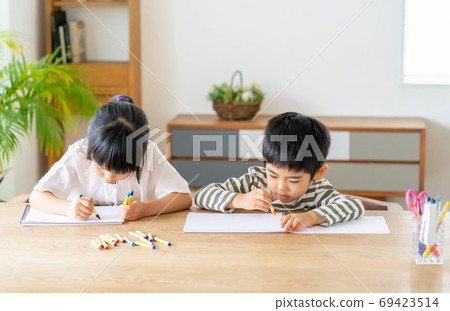 [Brothers] Siblings drawing in the living room [Elementary school students] [Kindergarten children] 69423514