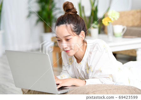 睡覺時操作計算機的年輕女子 睡覺時操作計算機的年輕女子 69423599