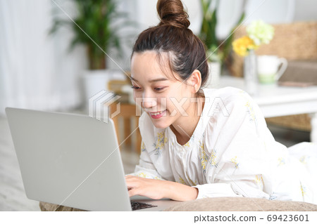 睡覺時操作計算機的年輕女子 睡覺時操作計算機的年輕女子 69423601