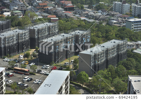 Large-scale repair: Scenery of the exterior wall painting site of an old condominium Large-scale repair: Scenery of the exterior wall painting site of an old condominium 69424195