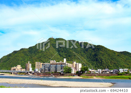 長良溫泉,金花山和岐阜城的風景 長良溫泉,金花山和岐阜城的風景 69424410
