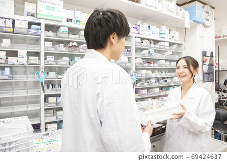Dispensing pharmacy Dispensing pharmacy 69424637