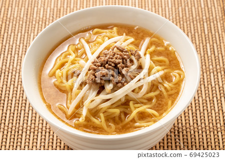 味iso拉麵成分是肉末和豆芽。 69425023