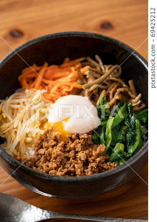 Bowl of rice bowls 69425212