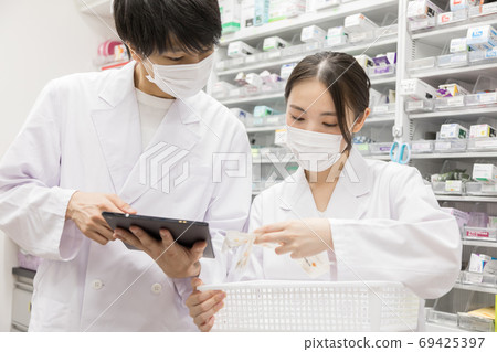 Dispensing pharmacy 69425397
