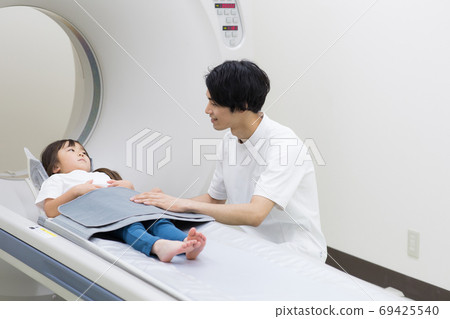 正在接受醫療設備CT檢查的孩子 69425540