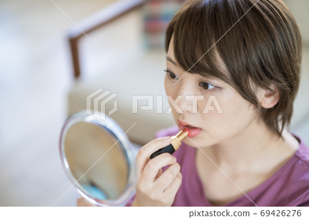 年輕女子在家裡化妝 69426276