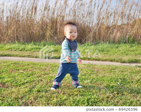 晚上在河床上玩的小孩 晚上在河床上玩的小孩 69426396