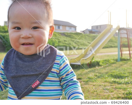 在夕陽公園玩的小孩 在夕陽公園玩的小孩 69426400