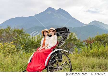 Women and friends enjoying a rickshaw on Yufuin girls' trip [September] [Photo cooperation rickshaw Ebisuya] 69426424