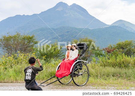 A woman and a friend taking a commemorative photo on a Yufuin girls' trip [September] [Shooting cooperation rickshaw Ebisuya] 69426425