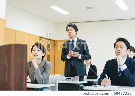 記者在新聞發布會上提問 69427222