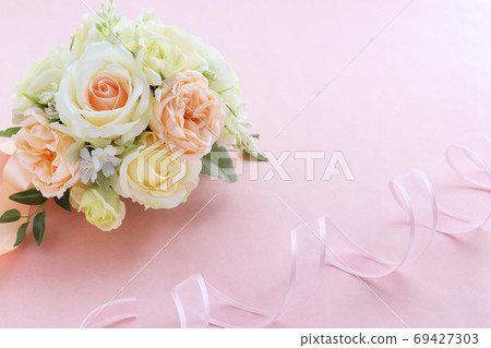 Roses bouquet 69427303