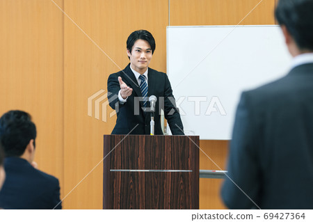 演講者在會議上提出問題 69427364