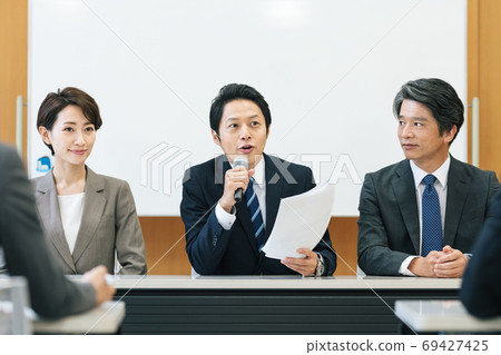 一個男人在新聞發布會上講話 一個男人在新聞發布會上講話 69427425